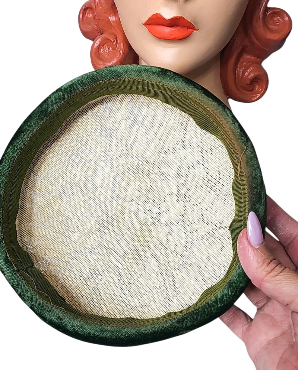Oddly Darling Vintage pillbox hat with emerald green velvet trim and a cream textured lace crown on a mannequin head.
