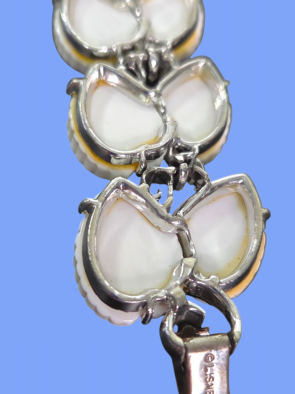Vintage Lisner White Thermoset Leaf Bracelet | Silver Tone Double Leaf Links | Signed Lisner | Mid-Century | 7.5" | Yellowed Glue